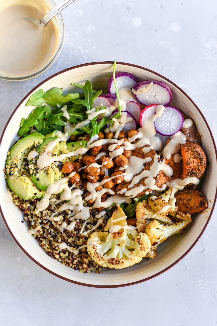 Bol de quinoa garni de légumes rôtis, avocat et pois chiches