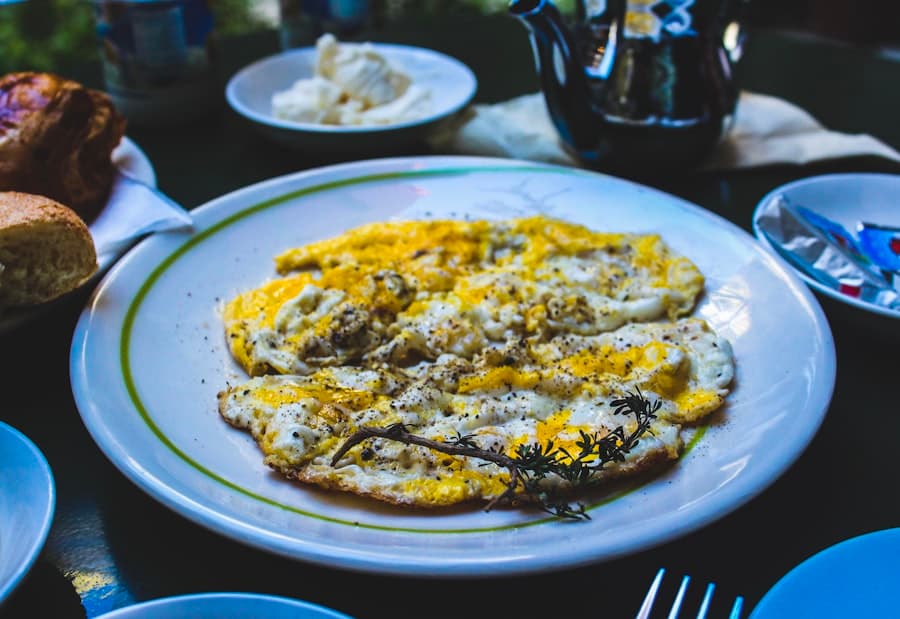 Omelette dorée aux herbes servie dans une assiette